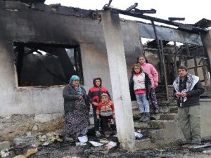 Yüksekova’da Geylani ailesi kış ortasında evsiz kaldı