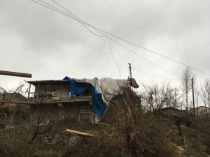 HAKKARİ'DE ŞİDDETLİ RÜZGAR ÇATI UÇURDU