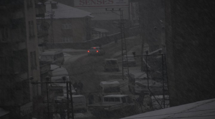 Yüksekova'da güneşli hava, yerini kar yağışına bıraktı