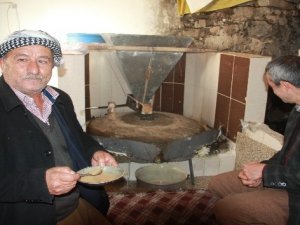 Ermenilerden kalma değirmende tahin üretimi
