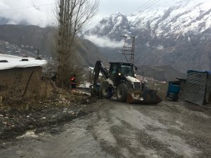 HAKKARİ BELEDİYESİ EKİPLERİ AKMAYAN SU MESAİSİNDE