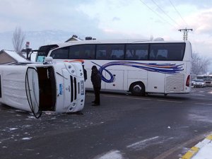 Öğrenci servisi ile yolcu otobüsü çarpıştı: 18 öğrenci yaralı