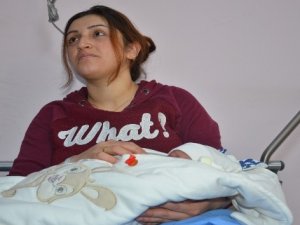 Hastane yönetiminden yılın ilk bebeğine altın