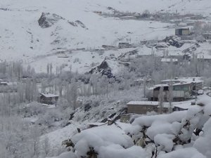 Hakkari’de 11 köy ile 24 mezra yolu ulaşıma kapandı