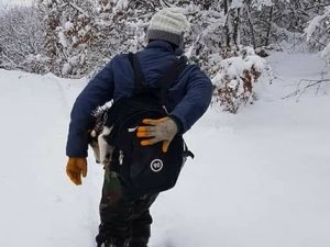 Hastalanan köpeğini çantasında 7 kilometre taşıdı