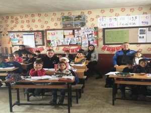 Polis ekipleri, Yüksekovalı çocukları sevindirdi