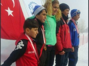 Yüksekovalı kayakçılar Türkiye birincisi oldu