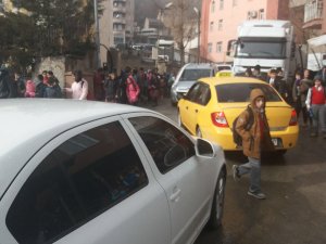 OKUL YOLU TEHLİKE SAÇIYOR
