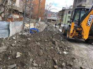 HAKKARİ BELEDİYESİ KAR KIŞ DEMEDEN ÇALIŞIYOR