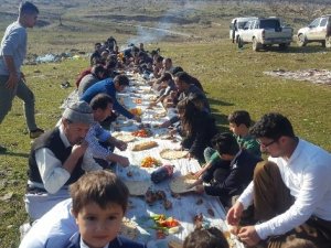 Şemdinli’de kış ortasında piknik keyfi