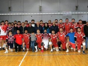 Vali Toprak voleybol maçı izledi