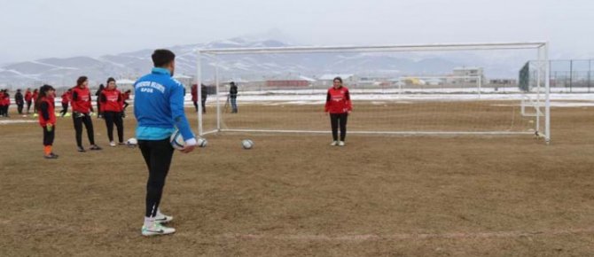 Yüksekovalı bayan futbol takımı,Türkiye şampiyonasına hazırlanıyor