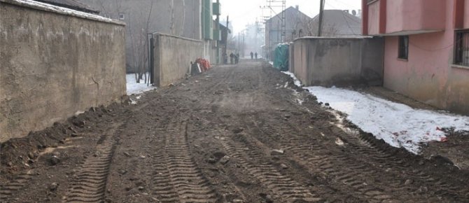 Yüksekova'da Kumlama ve Stabilize Çalışmaları Devam Ediyor