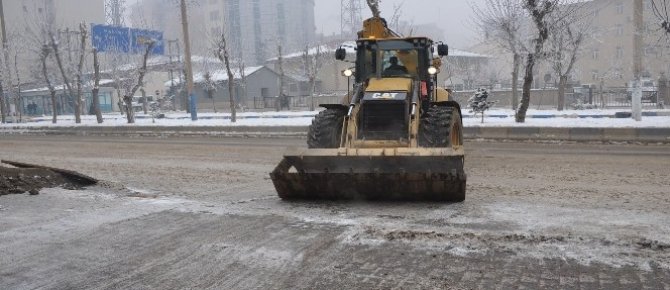 Cadde ve kaldırımlarda buz küreme çalışması