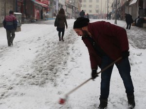 Dondurucu soğuklar yerini kar yağışına bıraktı