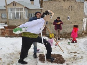 Yüksekova’da kardan Seyit Onbaşı heykeli