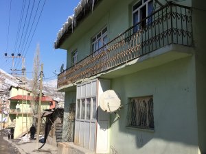 ÇATILARDA OLUŞAN BUZ SARKITLARI TEHLİKE SAÇIYOR