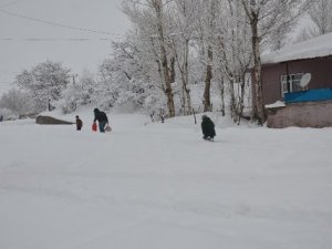 Servis aracı tipi ve kar nedeniyle yolda mahsur kaldı
