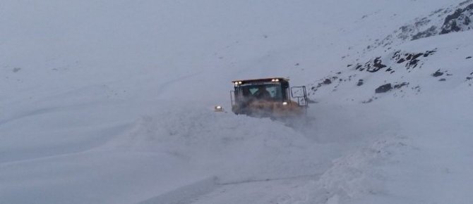 Vali Toprak iki günde iki işyeri açtı