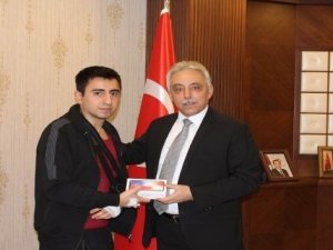 Vali Toprak yaralı askere cep telefonu hediye etti