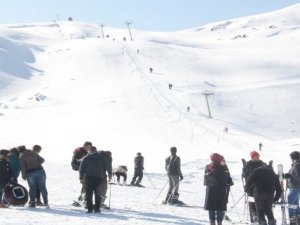 Vatandaşlar hafta sonu kayak merkezine akın etti