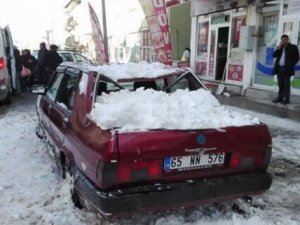 Sarıkamış’ta üzerine kar kütlesi düşen araç kullanılamaz hale geldi