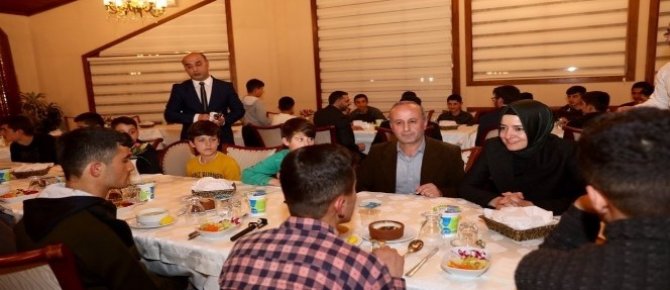 Bakan Sayan Kaya, Hakkarili öğrencileri ağırladı