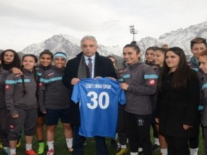 Hakkarili kadın sporculara malzeme desteği