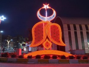 Hakkari’de ay yıldızlı ve ters laleli aydınlatma
