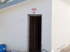 Caminin tuvalet kapısını çaldılar
