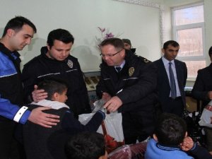 Şemdinli polisinden 262 öğrenciye destek