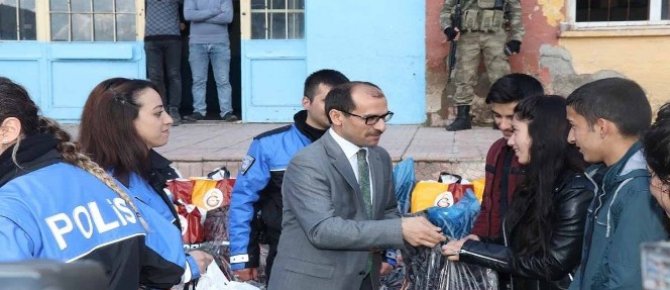 Çukurca polisi çocukları sevindirdi