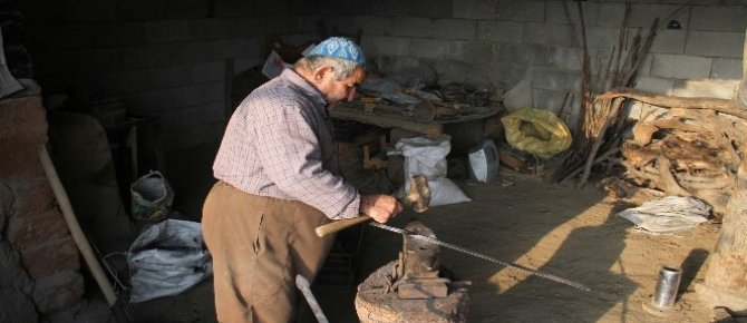 Sınırda 50 yıldır demir dövüp ekmeğini çıkartıyor