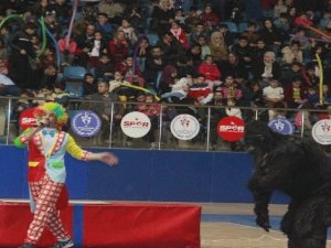 Ütopya Sirki Hakkari’de sahne aldı