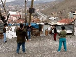 Hakkarili çocuklar Başkan Epcim’den basketbol potası istediler