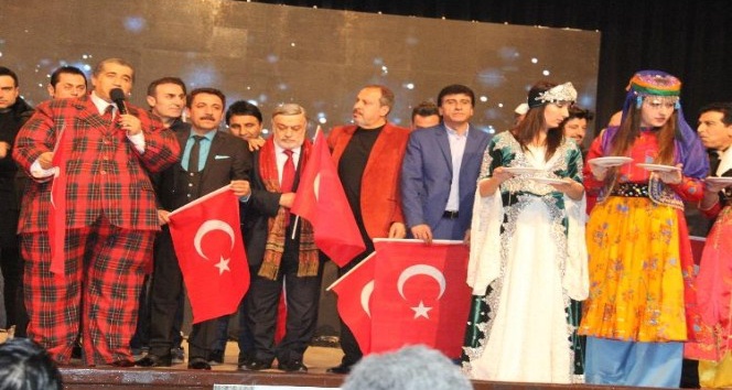 ’Üç beyaz maalesef’ albümünün tanıtımına toprak ikramı damga vurdu