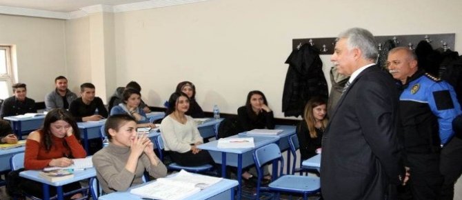 Vali Toprak destekleme kurs merkezini ziyaret etti