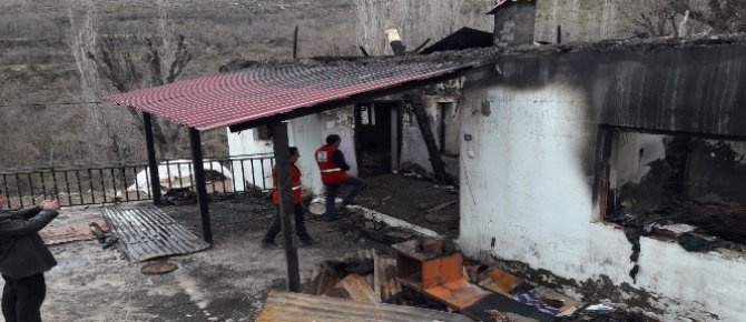 Kızılay evi yanan aileye sahip çıktı