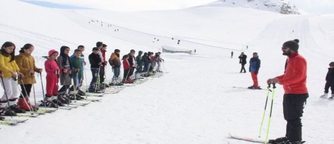 Geleceğin kayakçıları Hakkari’de yetişiyor