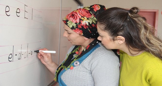 Hakkari’de 5 bin kadın okuma yazma öğreniyor
