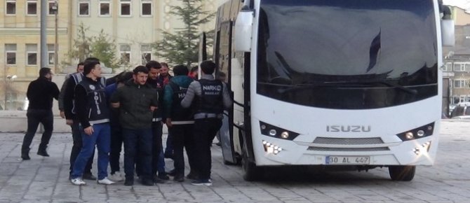 Hakkari merkezli uyuşturucu operasyonu: 15 gözaltı