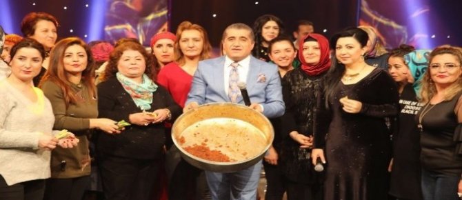 Kadın şiddetine dikkat çekmek için iki dilde şarkı yazdı