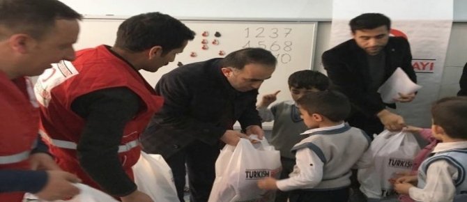 Kızılaydan öğrencilere giyim ve ayakkabı desteği