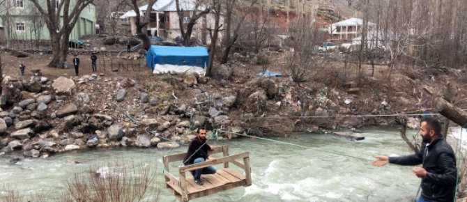 Habur Çayını teleferikle karşıya geçiyorlar