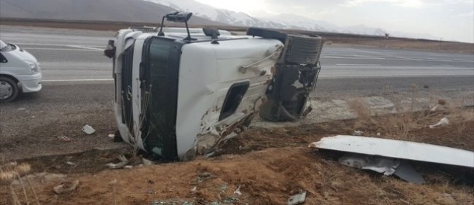 Kontrolden çıkan tır yan yattı: 1 yaralı