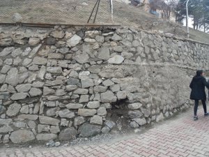 ASKERİ KIŞLANIN İSTİNAT DUVARI TEHLİKE SAÇIYOR