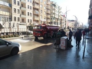 BELEDİYE EKİPLERİ YOLLARI YIKIYOR