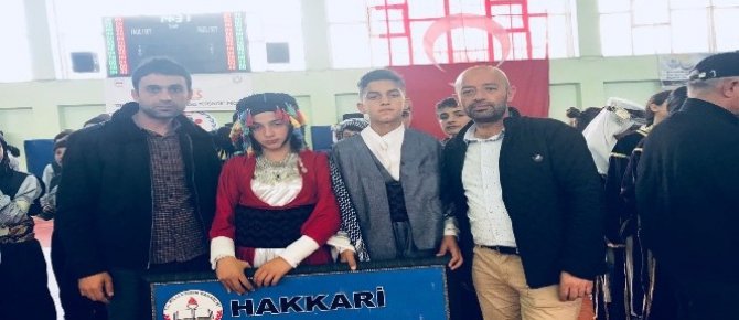 Hakkari SPK Okulu Halk Oyunları ekibi Türkiye finaline gidiyor