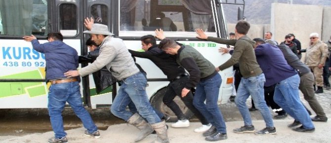 Şemdinli’de trafik kazası: 2 yaralı