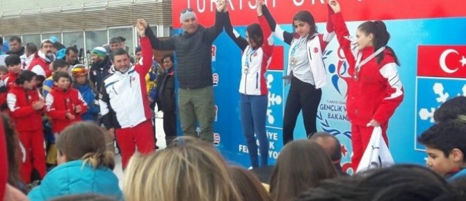 Hakkarili sporcular madalyayla döndüler